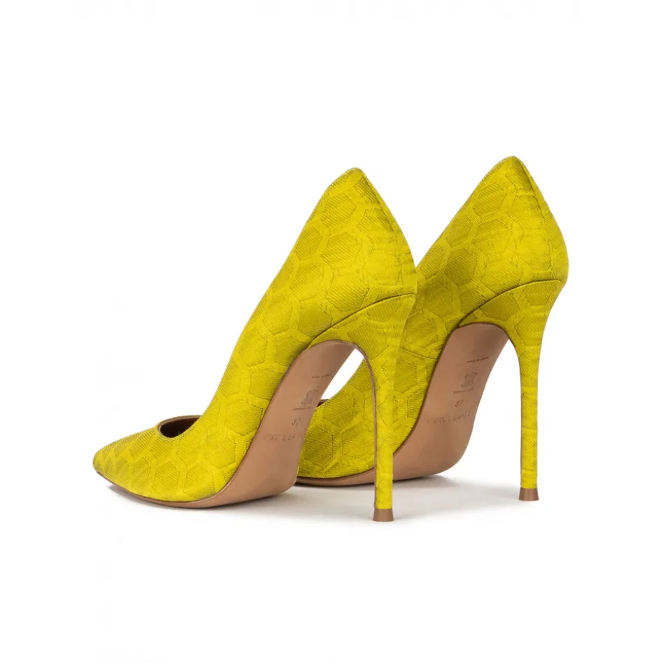 Kameron Heeled pointy toe pumps in pistachio green fabric