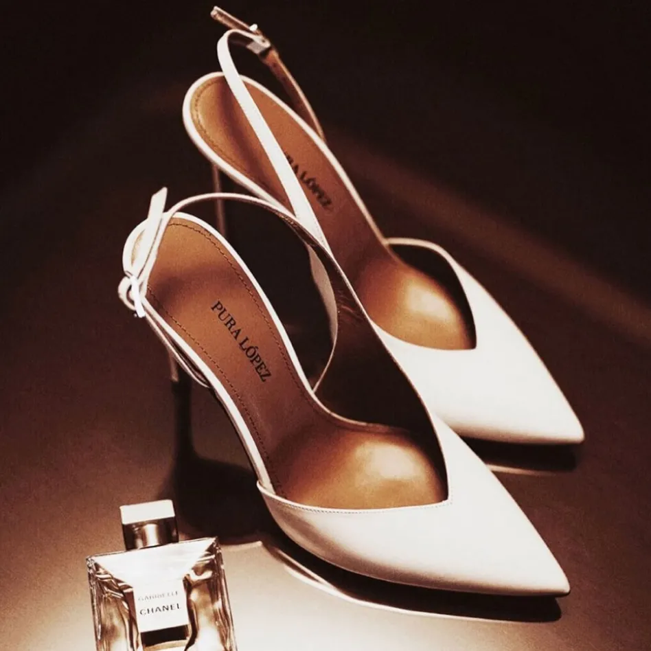 Omeya Asymmetric heeled slingback pumps in white calf leather